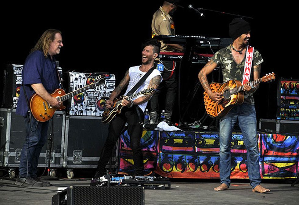 15-WARREN-HAYNES-WITH-SPEARHEAD.jpg