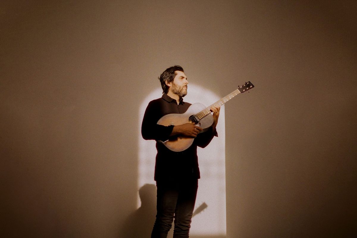 Ariel Posen with acoustic guitar