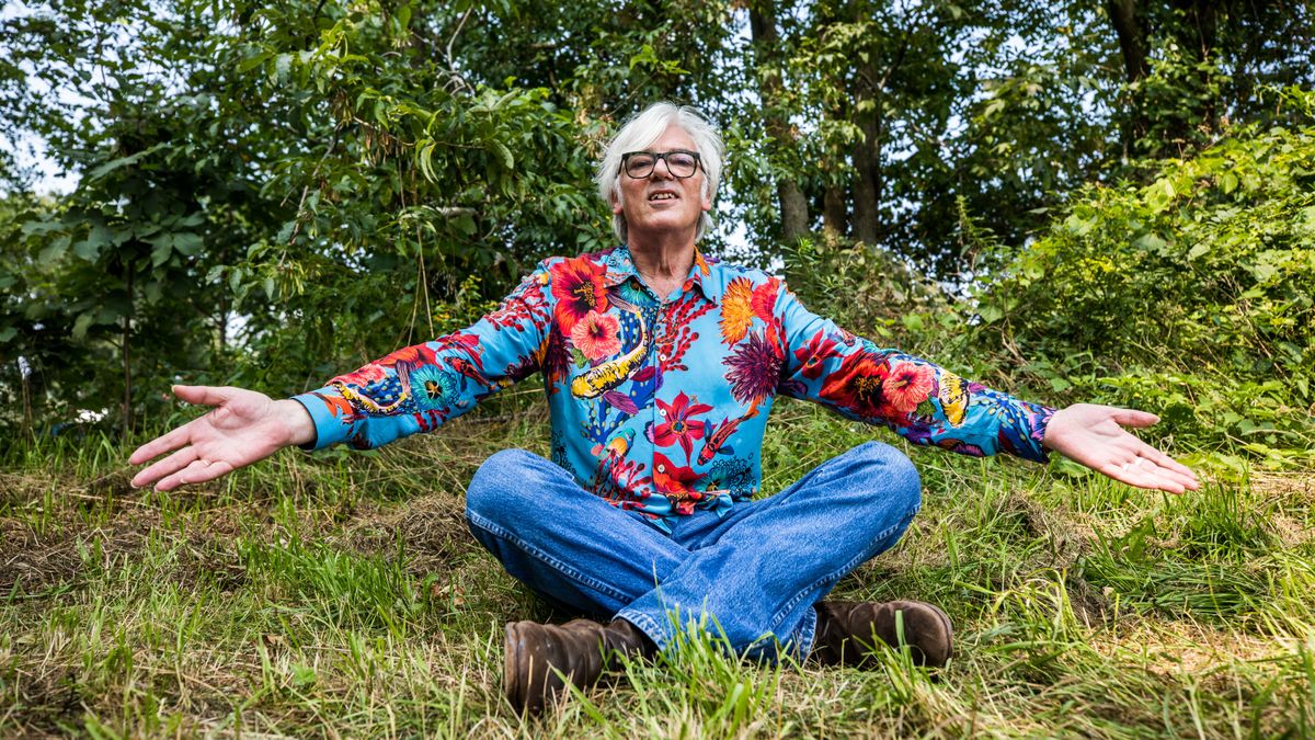 Singer-Songwriter Robyn Hitchcock’s Living Tribute to the ’60s