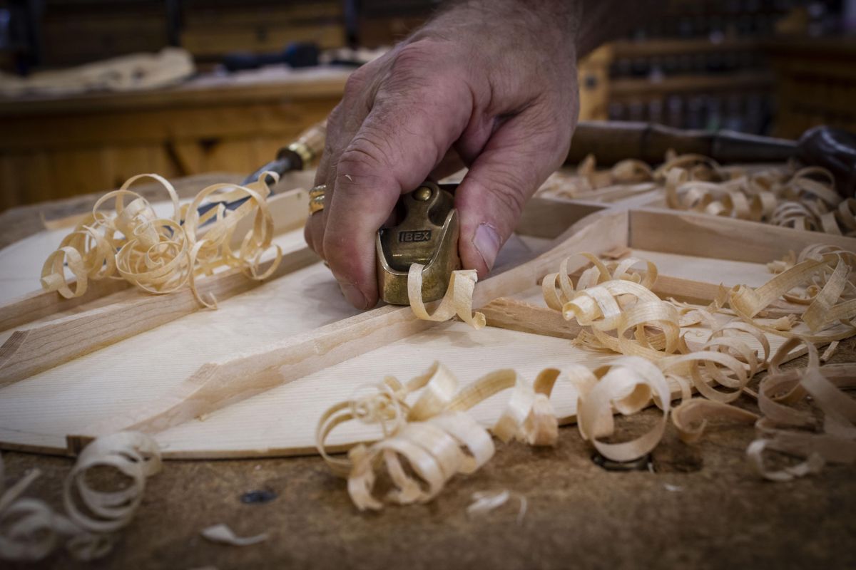 Scalloped guitar bracing