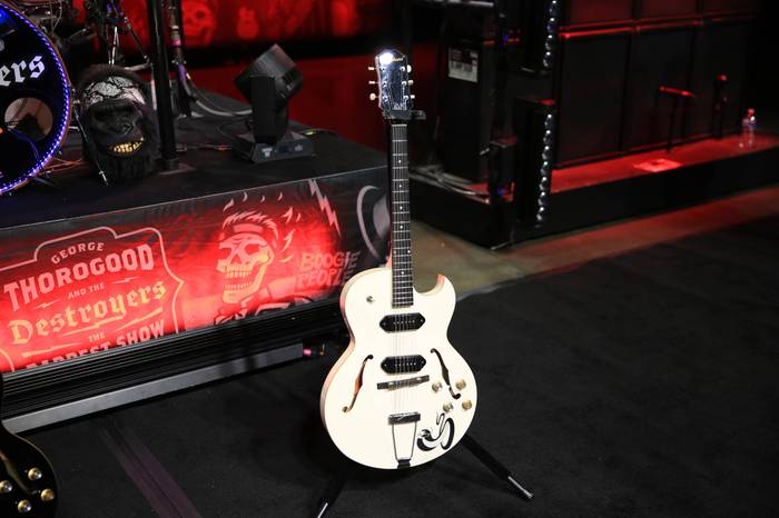 George Thorogood com guitarra ES-125 White Fang