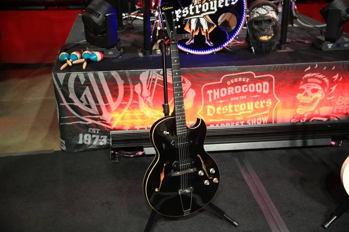 Vers&atilde;o preta da guitarra ES-125 usada por George Thorogood