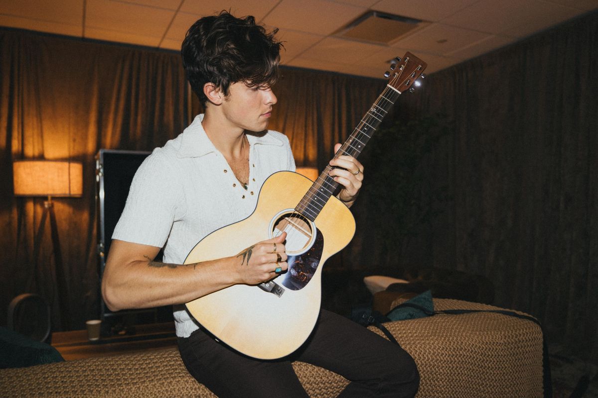 Martin and Shawn Mendes Unveil the 000JR-10E Shawn Mendes Signature Acoustic