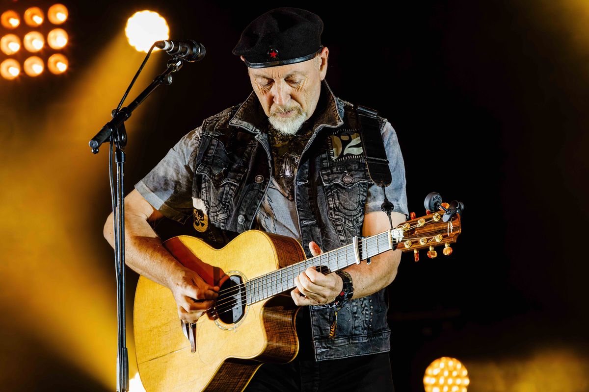 Folk-Rock Guitarist Richard Thompson Says Something New on Ship to Shore